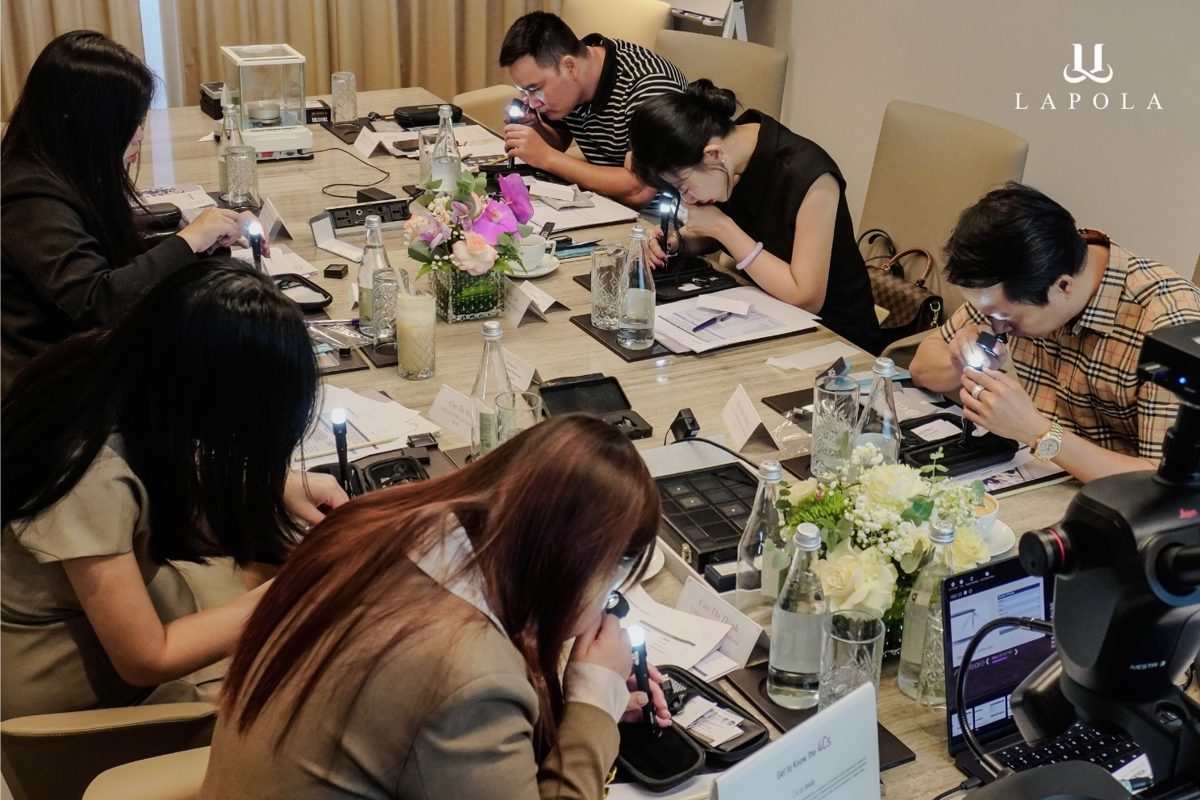 Học vi&ecirc;n thực h&agrave;nh quan s&aacute;t kim cương tại Workshop Giải M&atilde; Chất Lượng Kim Cương của Lapola Jewelry