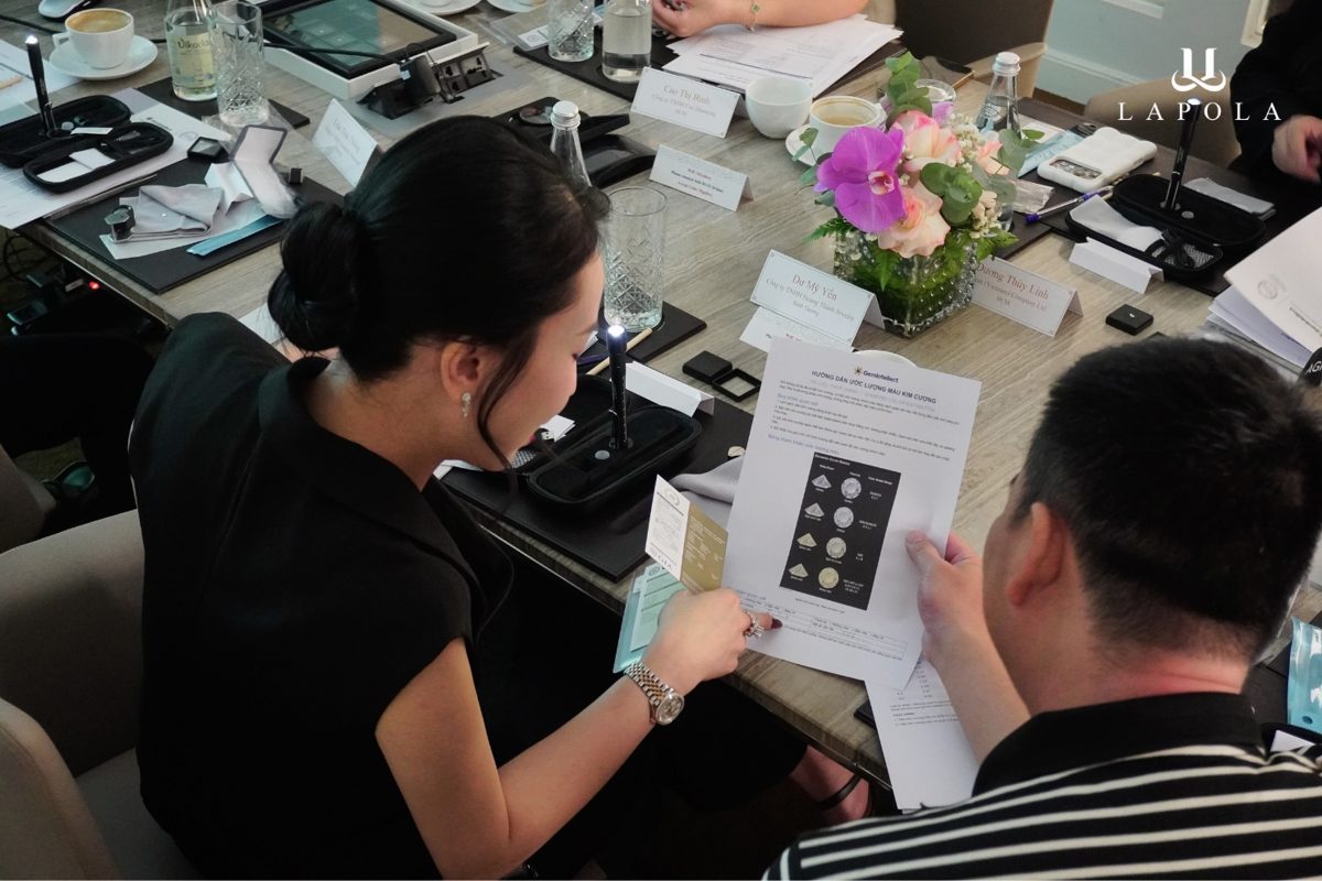 Học vi&ecirc;n đối chiếu phiếu thực h&agrave;nh khi đ&aacute;nh gi&aacute; chất lượng kim cương